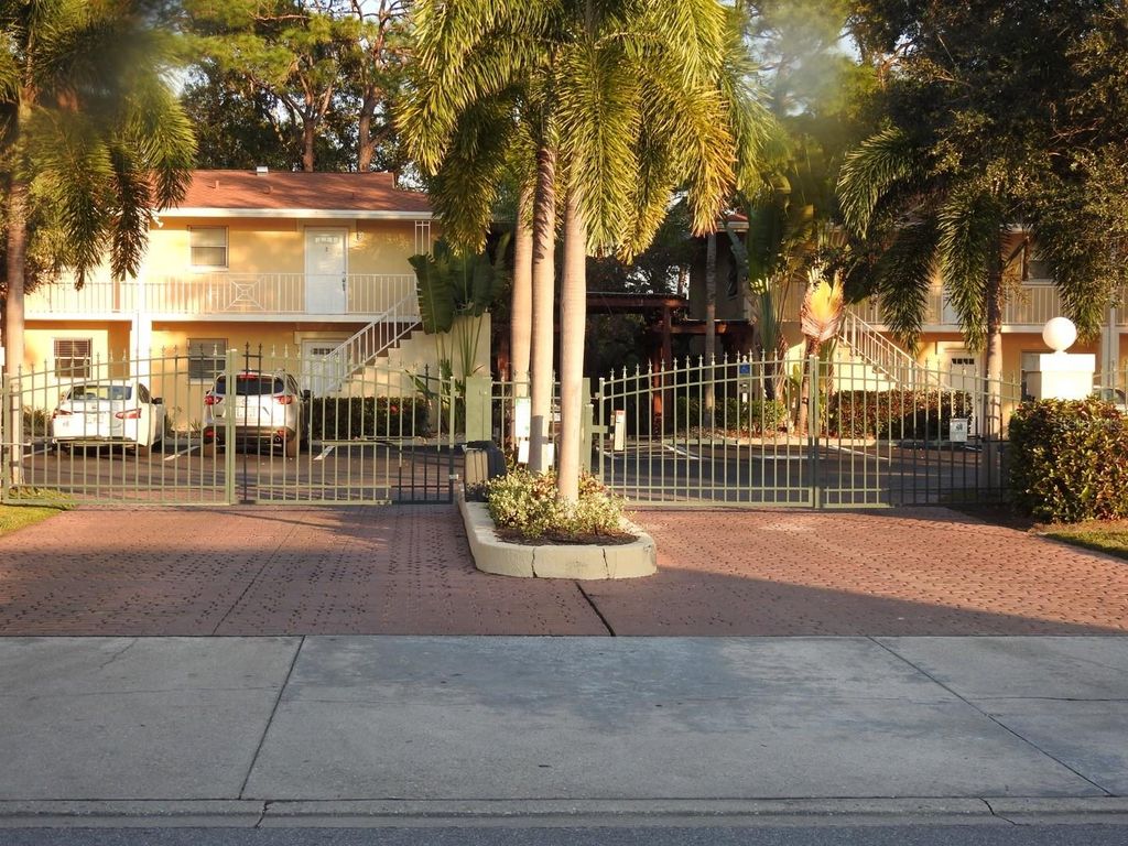 972 LA COSTA CIRCLE 8, Sarasota, FL 34237