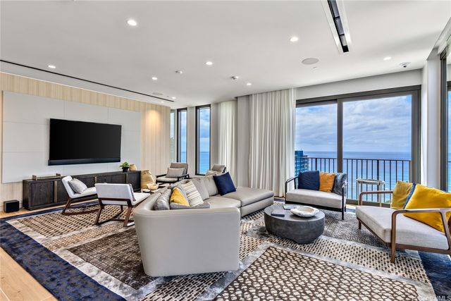 987 Queen Street 1806, Honolulu, HI 96814