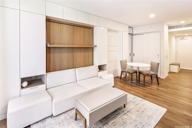 987 Queen Street 1806, Honolulu, HI 96814