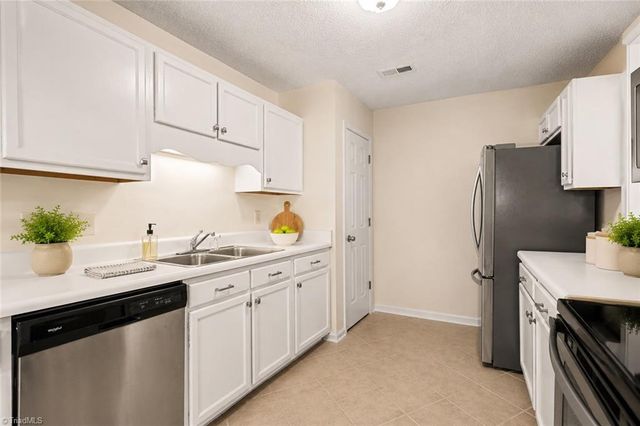 7137 W Friendly Avenue A, Greensboro, NC 27410