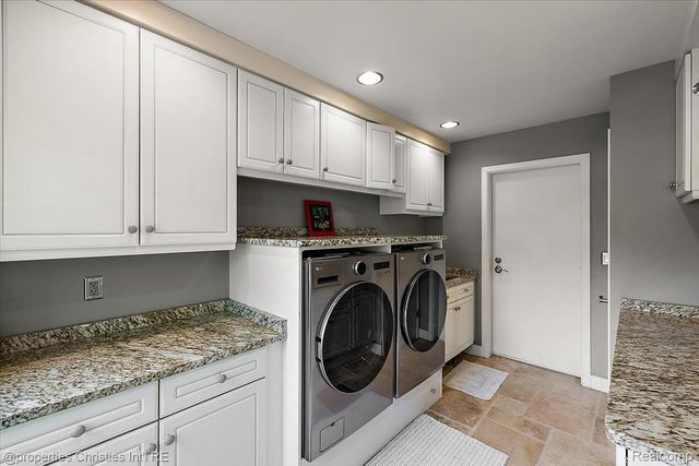 1739 Ridge Road, White Lake, MI 48383