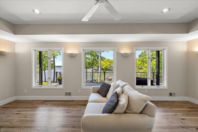 1739 Ridge Road, White Lake, MI 48383