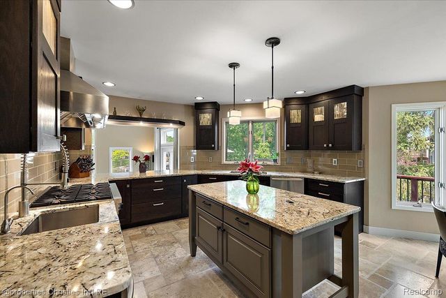 1739 Ridge Road, White Lake, MI 48383