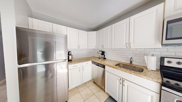 10 Amesworth Court, Middle Island, NY 11953