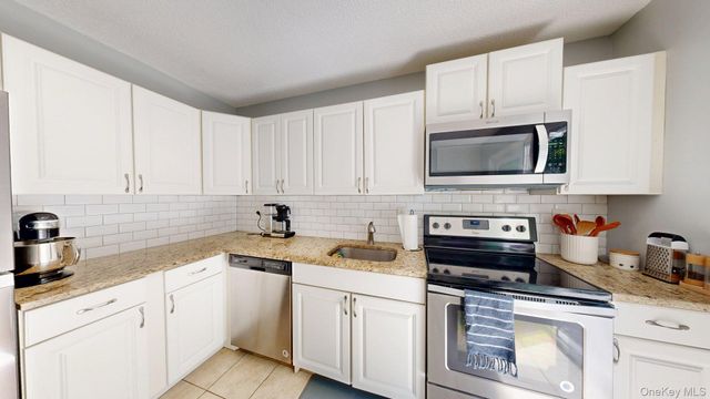 10 Amesworth Court, Middle Island, NY 11953