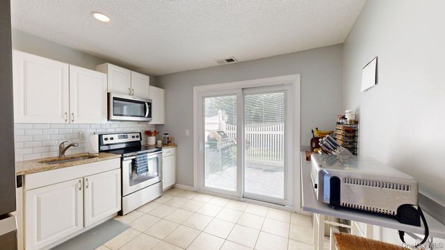 10 Amesworth Court, Middle Island, NY 11953