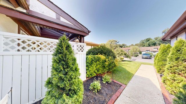 10 Amesworth Court, Middle Island, NY 11953