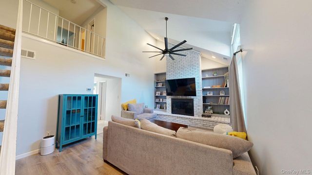 10 Amesworth Court, Middle Island, NY 11953