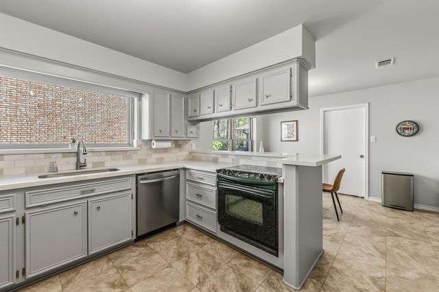 1337 Green Briar Drive, Huntsville, TX 77340