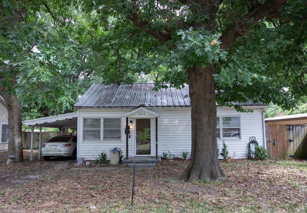 304 Roberts Avenue, Terrell, TX 75160