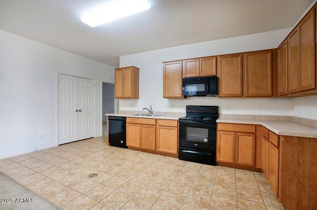 7180 W GOLDEN Lane, Peoria, AZ 85345