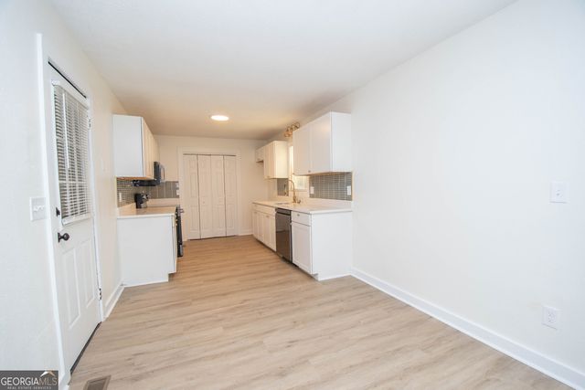 240 Hearthstone Drive W, Newnan, GA 30263