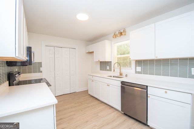 240 Hearthstone Drive W, Newnan, GA 30263