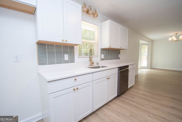 240 Hearthstone Drive W, Newnan, GA 30263