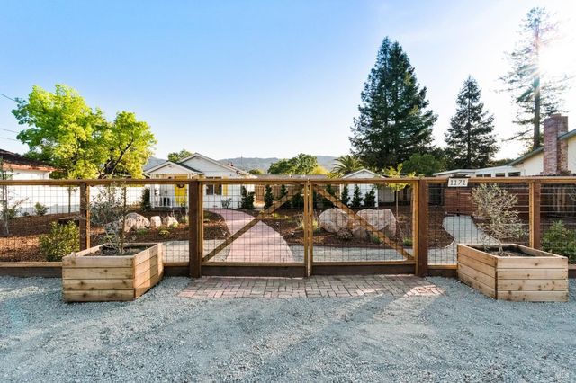 1171 Mountain View Ave, St. Helena, CA 94574