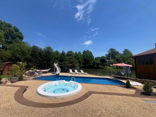 2612 Amsterdam Road, Villa Hills, KY 41017
