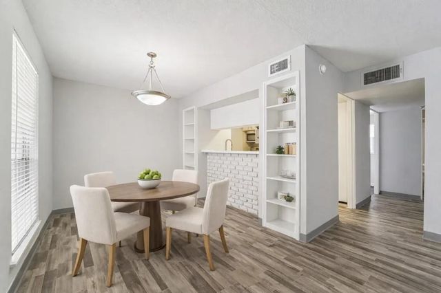 2815 Greenridge Drive 2-053, North Houston, TX 77057