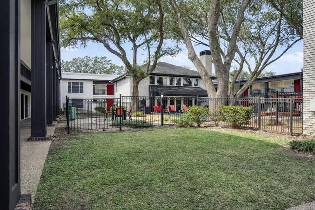 2815 Greenridge Drive 2-053, North Houston, TX 77057