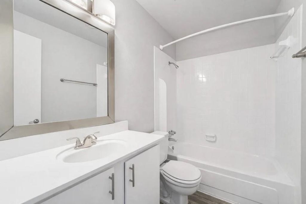 2815 Greenridge Drive 2-053, North Houston, TX 77057