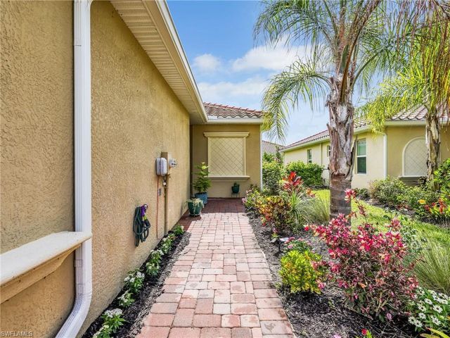 1637 Alameda DR, Naples, FL 34120