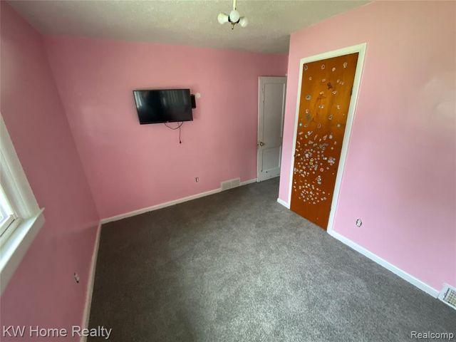 9636 Centralia, Redford, MI 48239