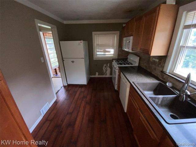 9636 Centralia, Redford, MI 48239