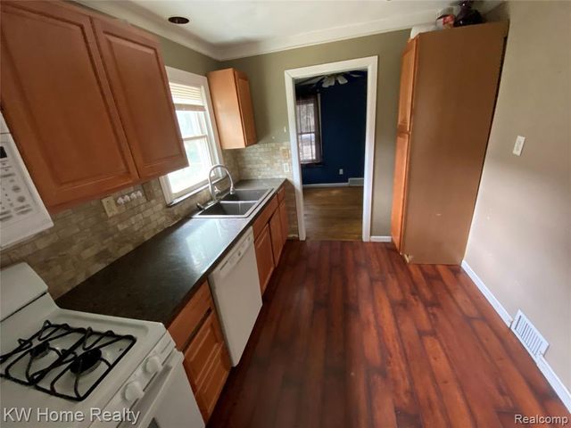 9636 Centralia, Redford, MI 48239