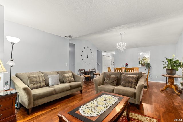 702 WOODLAND KNOLLS Road, Germantown Hills, IL 61548