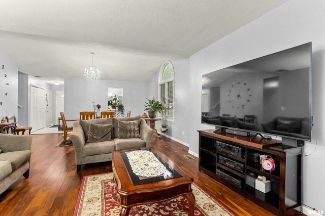 702 WOODLAND KNOLLS Road, Germantown Hills, IL 61548