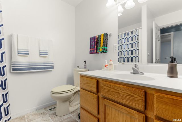 702 WOODLAND KNOLLS Road, Germantown Hills, IL 61548