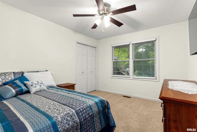 702 WOODLAND KNOLLS Road, Germantown Hills, IL 61548