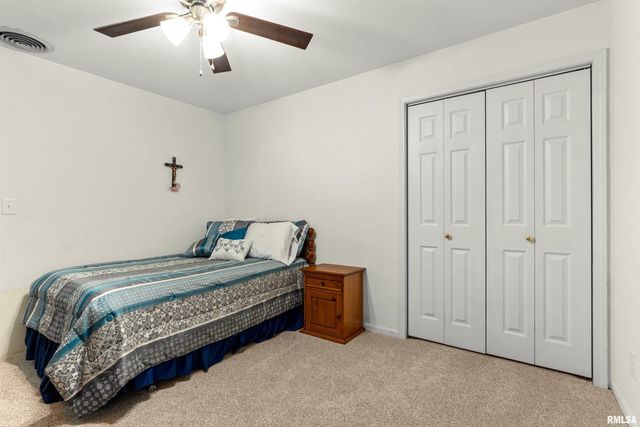 702 WOODLAND KNOLLS Road, Germantown Hills, IL 61548