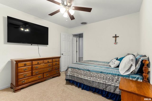 702 WOODLAND KNOLLS Road, Germantown Hills, IL 61548