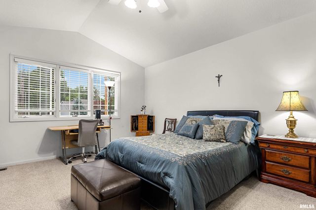 702 WOODLAND KNOLLS Road, Germantown Hills, IL 61548