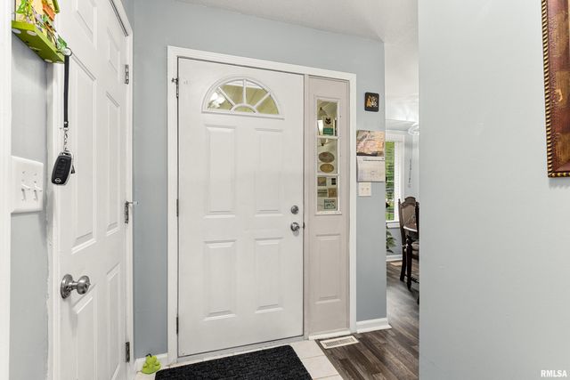 702 WOODLAND KNOLLS Road, Germantown Hills, IL 61548
