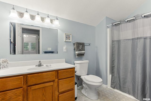 702 WOODLAND KNOLLS Road, Germantown Hills, IL 61548