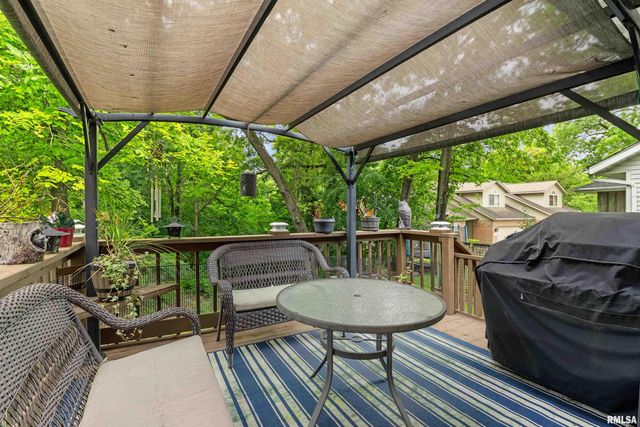 702 WOODLAND KNOLLS Road, Germantown Hills, IL 61548