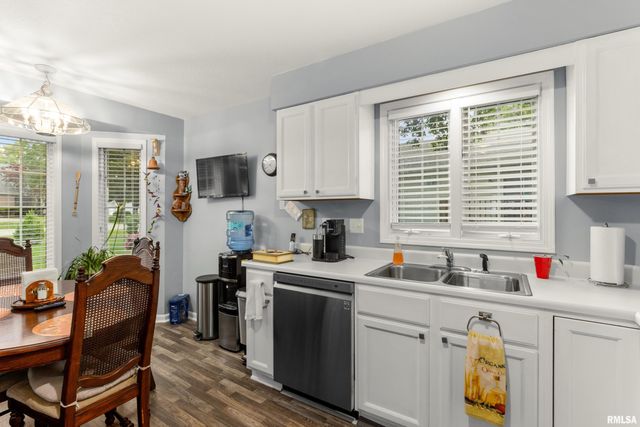702 WOODLAND KNOLLS Road, Germantown Hills, IL 61548
