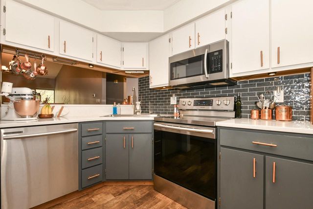 769 W Puetz ROAD, Oak Creek, WI 53154