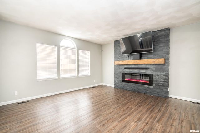 124 FREEDOM Trail, East Peoria, IL 61611