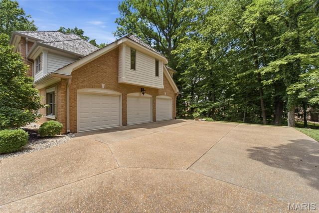 1107 N Oxfordshire Lane, Edwardsville, IL 62025