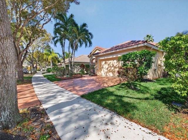 4317 SE Willow Ridge Dr, Weston, FL 33331