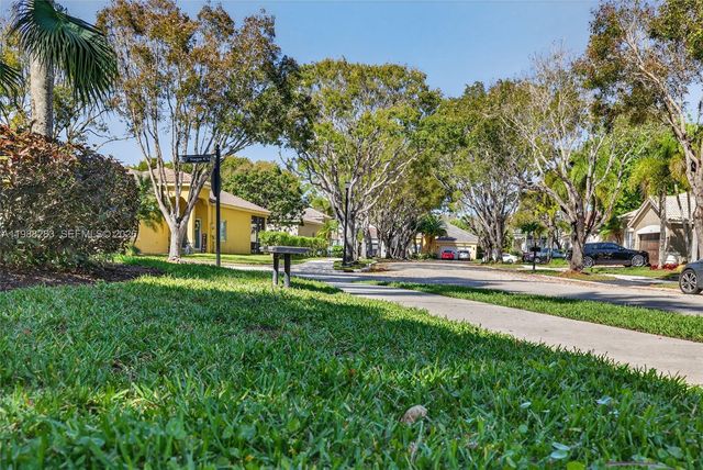 4317 SE Willow Ridge Dr, Weston, FL 33331