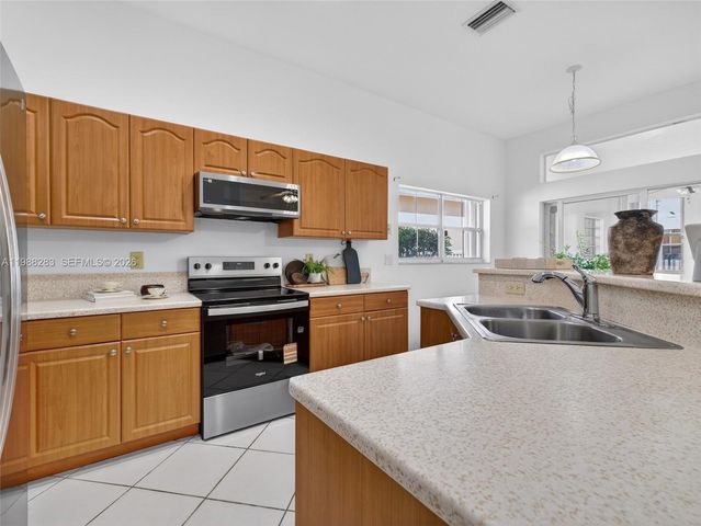 4317 SE Willow Ridge Dr, Weston, FL 33331