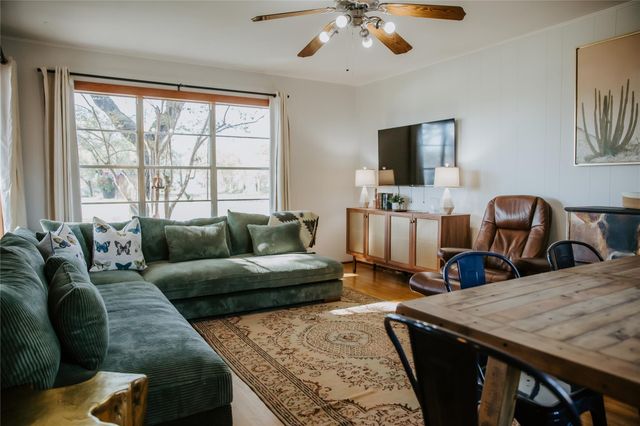 604 W Pecan ST, Johnson City, TX 78636