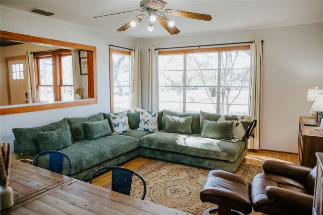 604 W Pecan ST, Johnson City, TX 78636