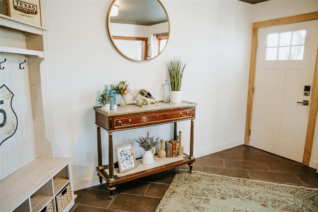 604 W Pecan ST, Johnson City, TX 78636