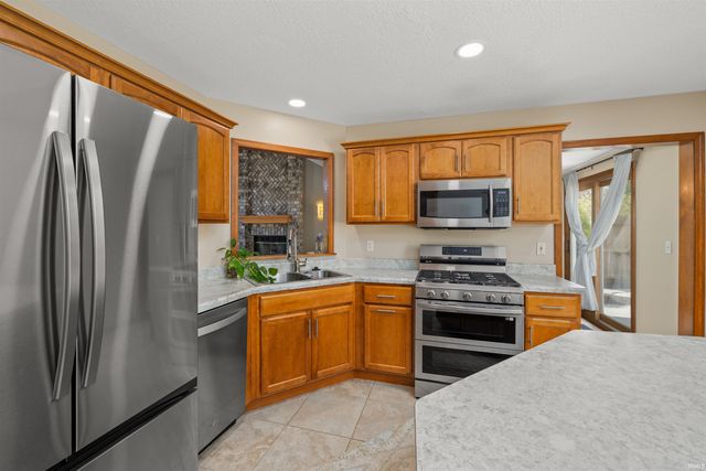 10833 Mill Lake Cove, Fort Wayne, IN 46845