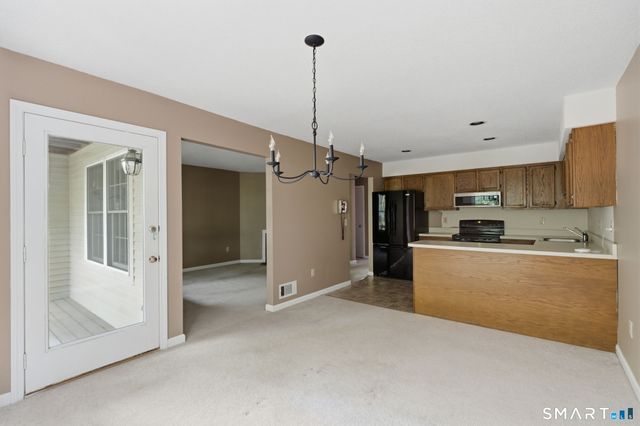 102 Crown Ridge 102, Newington, CT 06111