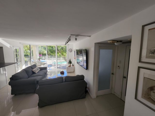 1000 Quayside Terrace 408, Miami, FL 33138